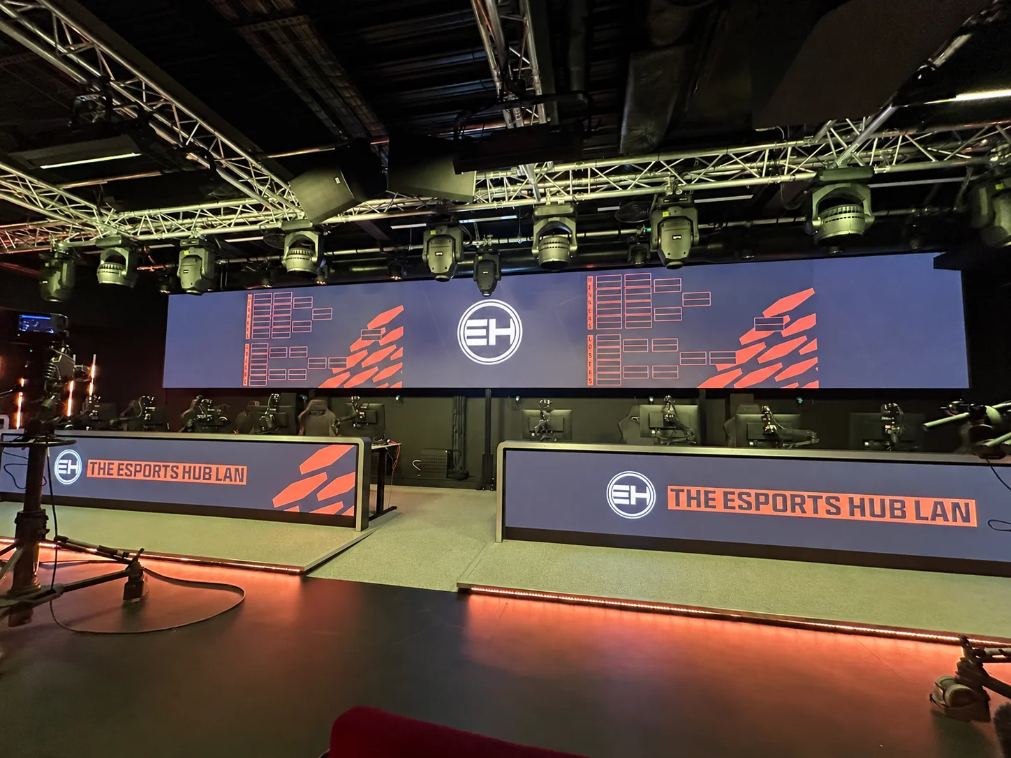 Players competing on the ESHUB LAN stage